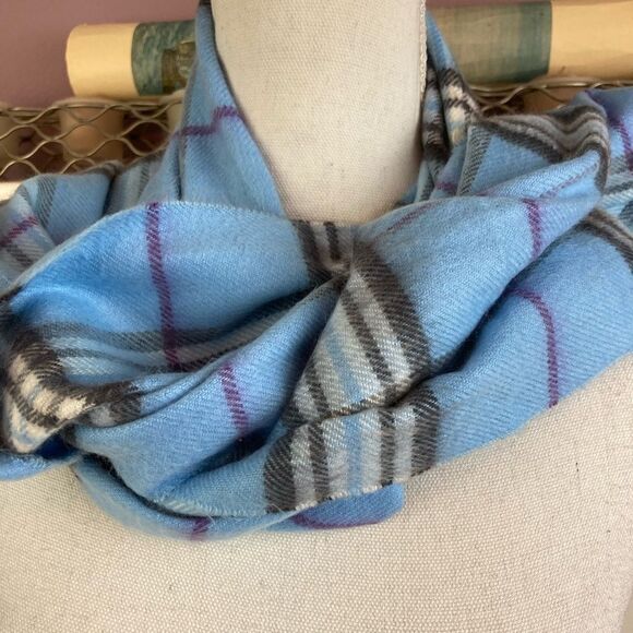 NWOT Pure Cashmere scarf or shawl from Scotland luxurious and soft perfect gift - Picture 1 of 5